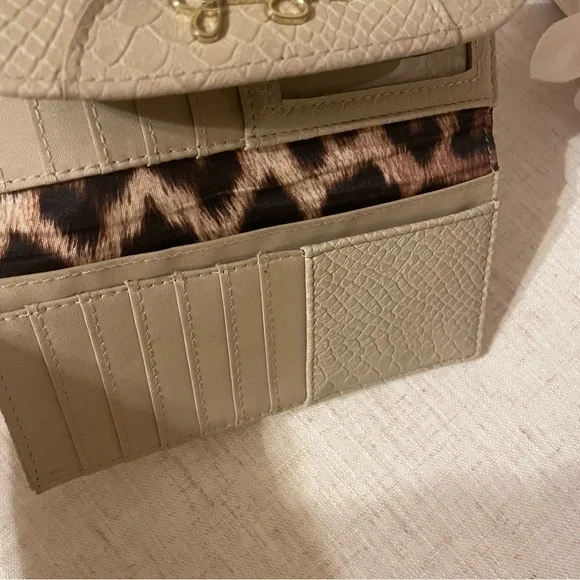 Tan/nude trifold wallet - Picture 4 of 5